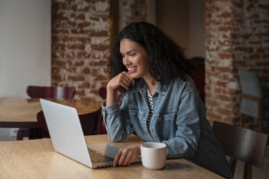 Estudante realizando a inscrição para o Fies 2025.2 com confiança
