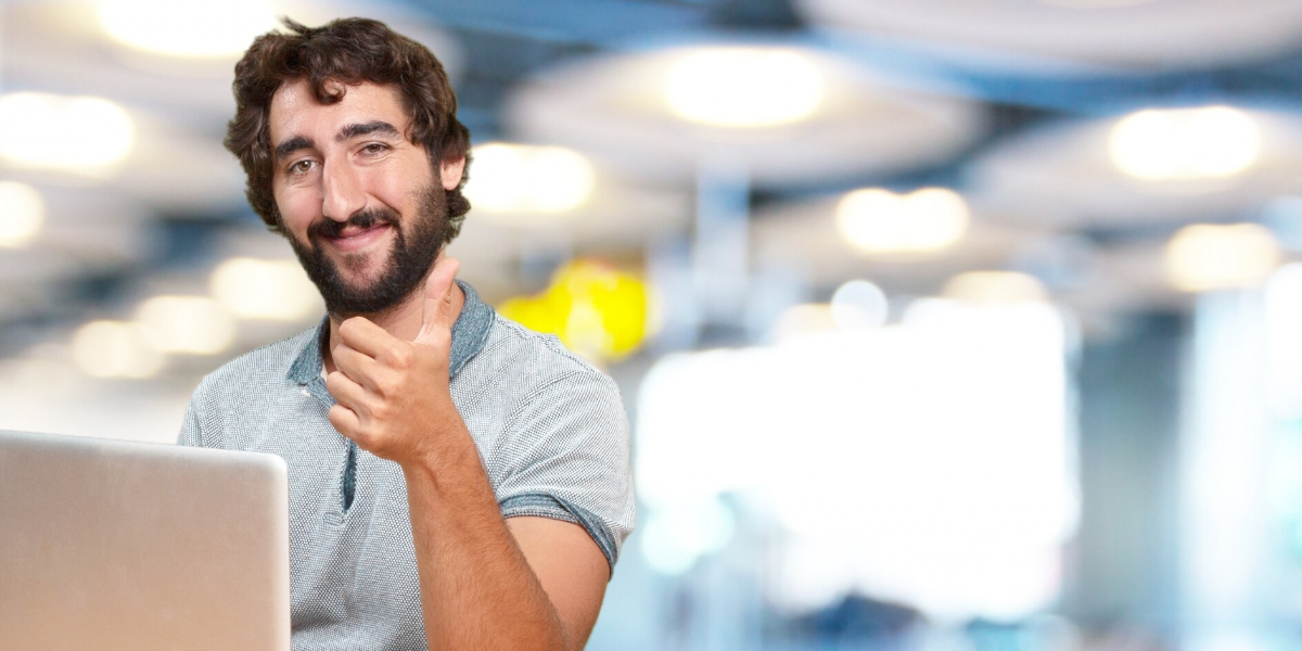 Profissional de sucesso que comprova como a pós-graduação aumenta salário e abre portas.