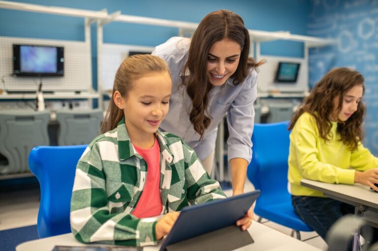 O uso da IA na educação como ferramenta de apoio ao professor.