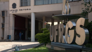 Fachada da Universidade Federal do Rio Grande do Sul, um destino para aprovados no Vestibular UFRGS 2026.